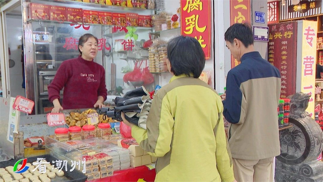 逛古城品美食 雨中漫游韵味浓