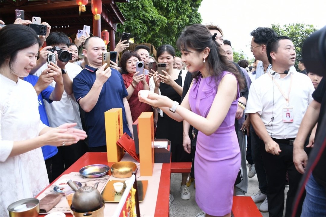 穿蔗巷 做红粿 尝卤鹅!《月下煮茶》原唱歌手走进湘桥区体验乡土潮味